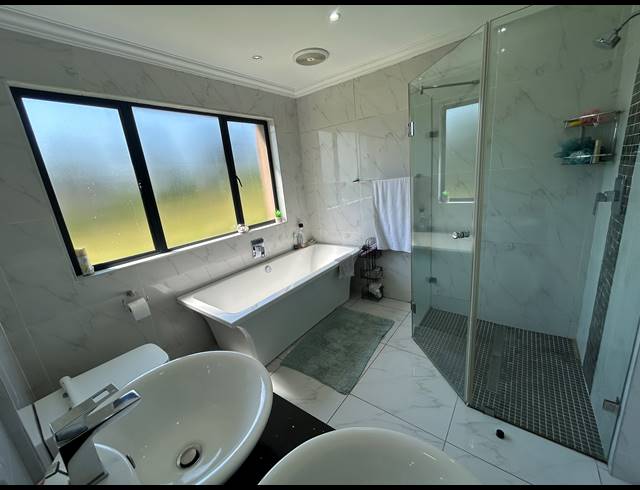 4 BEDROOM FREESTANDING FOR SALE IN PALM LAKES ESTATE